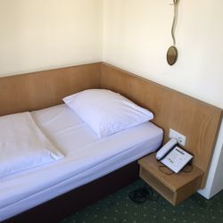 Novum Hotel Strohgäu - Das Bett in einem Economy-Zimmer