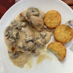 Zum Weissen Schwanen - Chicken with mushroom sauce and hash browns