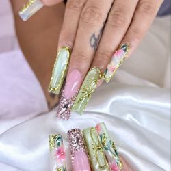 Spotlight Lashes & Nails