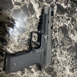 Superior Pawn and Gun - P320 SIG SAUER missing patent "SIG" on handle!