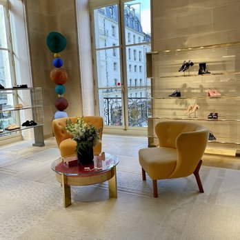 Louis Vuitton - Beautiful decor - Luggage Near Me - Paris, 75 Louis Vuitton - Beautiful decor - Luggage Near Me - Paris, 75