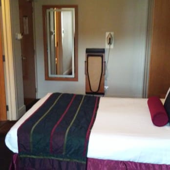 De Vere Beaumont Estate - Even an iron and ironing board in the room - Hotels Near Me - Old Windsor, WNM