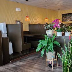 Sabai Sabai Lao & Thai Cuisine - Interior view from my booth (8/29/23)