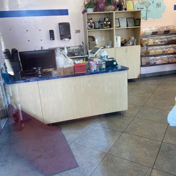 Tops Yogurt - Empty counter as a family who isn't seen is almost ready to pay - Ice Cream & Frozen Yogurt Near Me - Rocklin, California Tops Yogurt - Empty counter as a family who isn't seen is almost ready to pay - Ice Cream & Frozen Yogurt Near Me - Rocklin, California