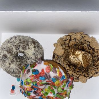 Hurts Donut - Blueberry, fruity soggy pebbles, s'more that doesn't taste like chocolate :/ - Donuts Near Me - Tempe, Arizona Hurts Donut - Blueberry, fruity soggy pebbles, s'more that doesn't taste like chocolate :/ - Donuts Near Me - Tempe, Arizona