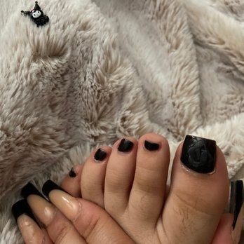 Classy Nails - Toe with flue residue from fallen charm after one day - Nail Salons Near Me - Daly City, California
