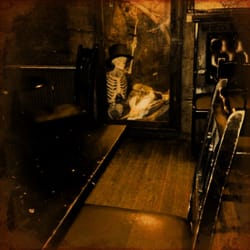 Creepy Wee Pub - Cadre effrayant mais tellement chaleureux aussi !!