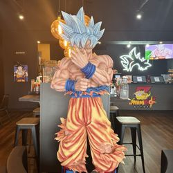 Super Banh Mi Pho - Interior statue