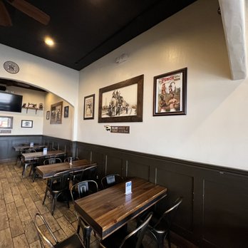 Bakersfield Pizza & Bar - Dining area - Pizza Near Me - Bakersfield, California Bakersfield Pizza & Bar - Dining area - Pizza Near Me - Bakersfield, California