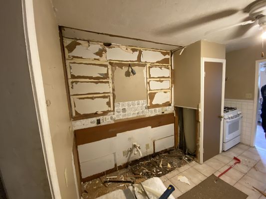 Wallace Roofing & Construction Logo