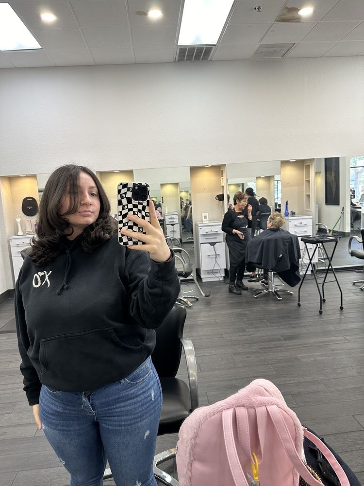 Bella Lina Cruz Salon Image