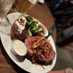 Clyde's Prime Rib Restaurant & Bar - Look at that Prime Rib, wow!