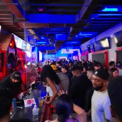 DOGZ Bar and Grill - Drinks special, they used to have djs but they do have great music at this bars