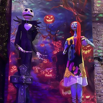 TREE HOUSE - Halloween decor - Comfort Food Near Me - Chicago, Illinois