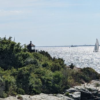 Castle Hill Lighthouse - Castle Hill Lighthouse, Newport - Landmarks & Historical Buildings Near Me - Newport, Rhode Island