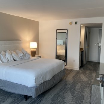 Hotel Bethany Beach - King Accessible Room - Hotels Near Me - Bethany Beach, Delaware