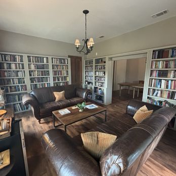 Hoffman Haus - Library in the main building- you can access this even when the office is closed. - Bed & Breakfast Near Me - Fredericksburg, Texas Hoffman Haus - Library in the main building- you can access this even when the office is closed. - Bed & Breakfast Near Me - Fredericksburg, Texas