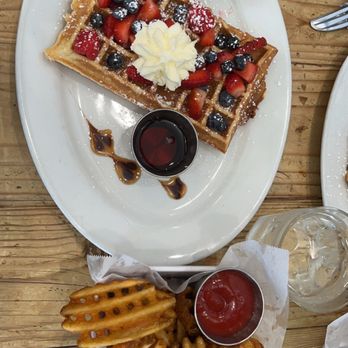 MET HER AT A BAR - 3663 Photos & 2525 Reviews - 759 S La Brea Ave, Los