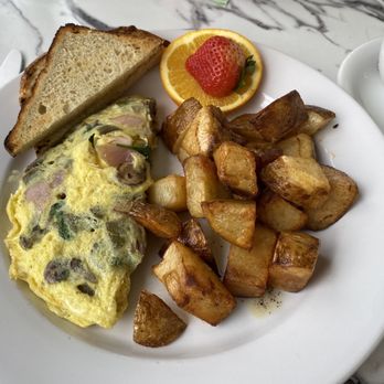 Cafe Jolie Petit - Le Veggie Omelette with Country Potatoes - Coffee & Tea Near Me - Alameda, California