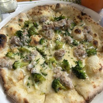 Flora's Field Kitchen - Chicken broccoli pizza - Pizza Near Me - Ánimas Bajas, BCS Flora's Field Kitchen - Chicken broccoli pizza - Pizza Near Me - Ánimas Bajas, BCS