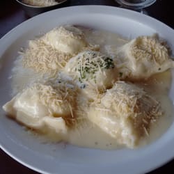 La Roc-k - Panzottis de ciervo con salsa de 4 quesos. Parecen pocos en cantidad, pero cada uno trae como medio ciervo de relleno. Excelentes.