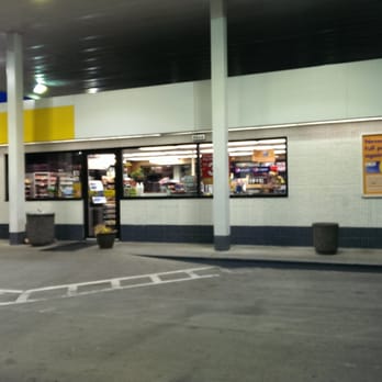 Bellis Fair Shell - a gas station at night - Car Wash Near Me - Bellingham, Washington