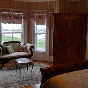 A Seafaring Maiden - Sitting area in the Bessie Room. - Bed & Breakfast Near Me - Granville Ferry, Nova Scotia A Seafaring Maiden - Sitting area in the Bessie Room. - Bed & Breakfast Near Me - Granville Ferry, Nova Scotia