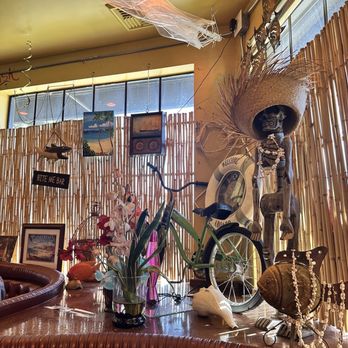 Junkyard Cafe - Corner decor - American Near Me - Simi Valley, California