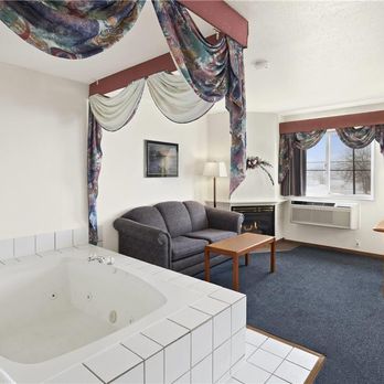 Super 8 by Wyndham Swift Current - 1 King Bed Suite with Hot Tub - Hotels Near Me - Swift Current, Saskatchewan Super 8 by Wyndham Swift Current - 1 King Bed Suite with Hot Tub - Hotels Near Me - Swift Current, Saskatchewan