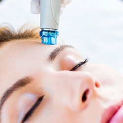 HydraFacial, Deeply cleanse, extract, and hydrate the skin through super serums filled with antioxidants, peptides, and hyaluronic acid.