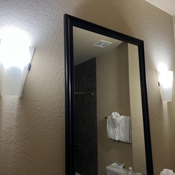 Comfort Suites Arlington - Entertainment District - Big bathrooms