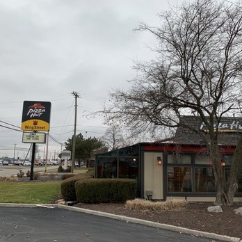 Pizza Hut - Outside - Pizza Near Me - Van Wert, Ohio