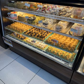 Liliha Bakery - Bakeries Near Me - Honolulu, Hawaii