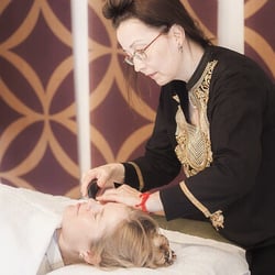 Akupunktur ved Judith Stage - Judith Stage. Skønhedsbehandling med Guasha (skrabeteknik)
