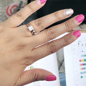 Fabuleux Nail Spa - Tip of my index finger chipped within 7 days, the bottoms within 2 weeks. - Nail Salons Near Me - Woodmere, Ohio