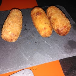 La Lluna en un Cove - Croquetas de pollastre pota blava (raza autóctona del Prat)