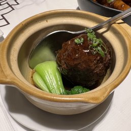 Lion's head braised meat balls (獅子頭)