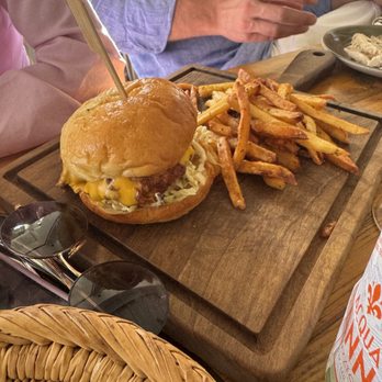 Restaurant Shellona Beach - Crispy chicken burger - Greek Near Me - Pismo Beach, California
