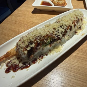 Sushi Forest - Salmon/shrimp tempura roll - Sushi Bars Near Me - Hawaiian Gardens, California