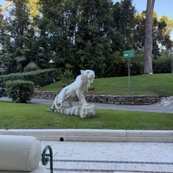 Tiepolo Lounge - Statues outside