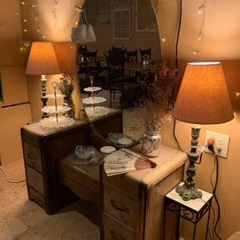 Mr Gino's Italian Restaurant & Bar - a table with a mirror and a lamp - Italian Near Me - Ely, Nevada Mr Gino's Italian Restaurant & Bar - a table with a mirror and a lamp - Italian Near Me - Ely, Nevada