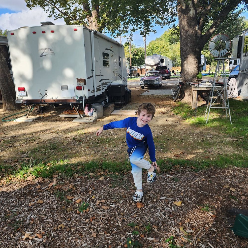 Twin Palms RV Park - RV Parks Near Me - Seguin, Texas