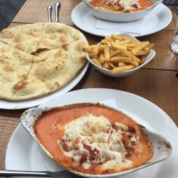 Pasta di Piazza - Lasagna, chips, garlic bread