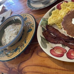 Half order of biscuits and gravy / 2*2*2 Half order of biscuits and gravy / 2*2*2