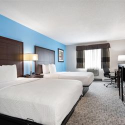 Baymont by Wyndham Marinette - Guest room
