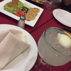 La Enramada - Limonada con nieve de limón. Muy sabrosa (guacamole para picar al fondo)
