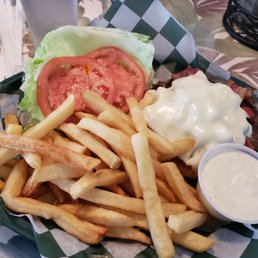 Nice melt on the American cheese on my burger. Tomato was fresh. Nice melt on the American cheese on my burger. Tomato was fresh.
