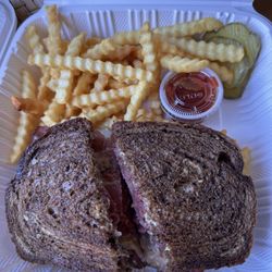 Hunger Paynes - Pastrami sandwich