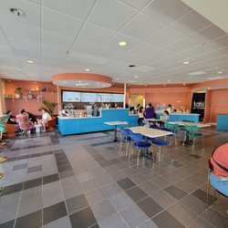 Uoni Bubble Tea - Beautiful atmosphere and comfortable seating. Perfect for studying!