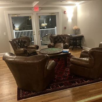 The LakeHouse Inn - Comfortable common rooms! - Bed & Breakfast Near Me - Lee, Massachusetts